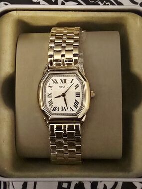 Fossil White Box with Gold and Navy Logo